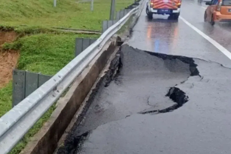 Lubang benam di lorong kecemasan KM18.6 Lebuhraya NKVE