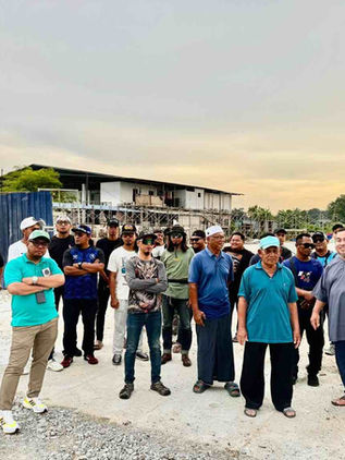 Belum pun selesai masalah banjir kilat dan sistem perparitan tidak diselenggara, penduduk Kampung Sungai Kandis kini diancam dengan kepadatan kependudukan tidak terkawal