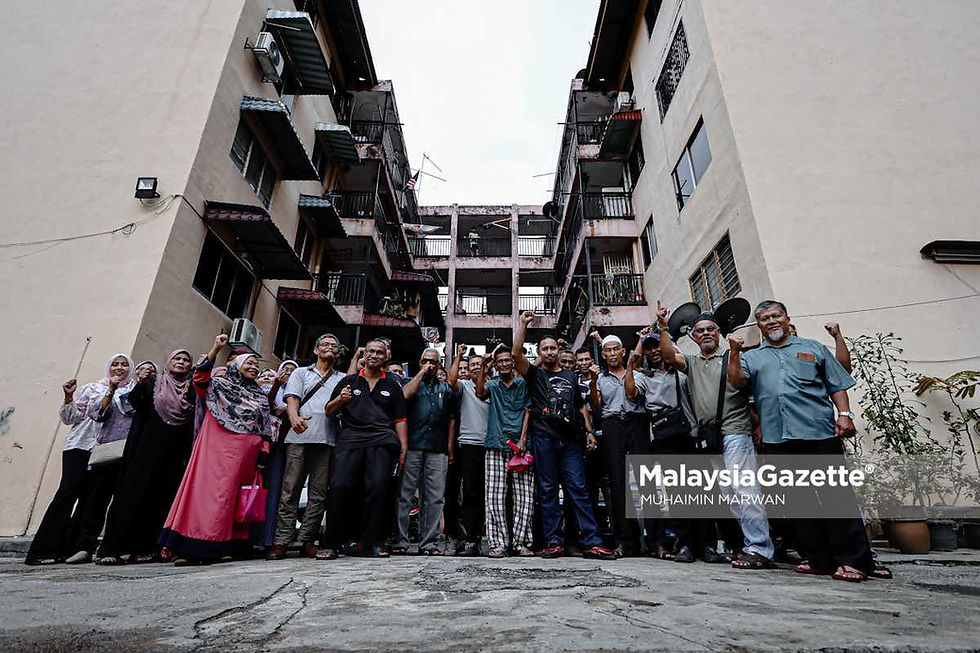 Sebahagian penduduk ketika taklimat berhubung isu pengambilan tanah secara tidak telus untuk tujuan pembangunan semula kondominium mewah bersama penduduk di flat Kuchai Entrepreneurs Park (KEP), Kuala Lumpur | Muhaimin Marwan