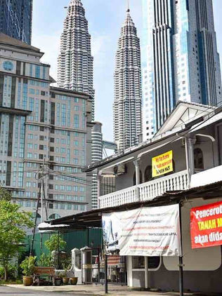 Penduduk Kampung Sungai Baru secara rasmi menuntut Pejabat Tanah dan Galian (PTG) menjalankan siasatan terhadap status tanah milik mereka, Penempatan Pertanian Melayu (MAS)