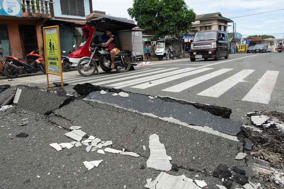 Jalan rosak di Bogo City, Filipina selepas gempa bumi kuat berukuran 6.9 magnitud di Pulau Cebu | Ted A;jibe | AFP