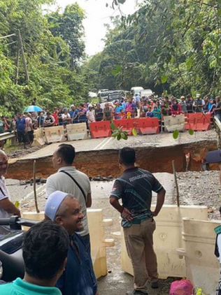 Lubang benam di Jeli, JKR pasang jambatan bailey