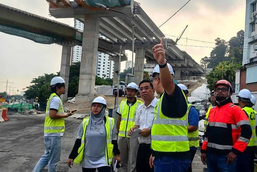 Hon Wai (dua dari kanan) meninjau perkembangan kerja di tapak projek | Sinar Harian