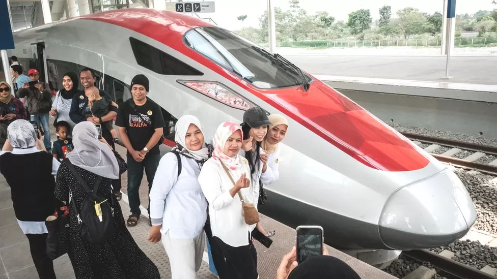 Jokowi rasmi kereta api laju Whoosh, perjalanan Jakarta-Bandung hanya 45 minit
