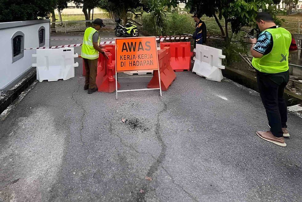 Lubang benam sedalam 1.7 meter di taman perumahan Bayan Lepas