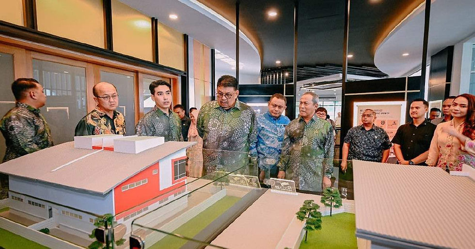 Ab Rauf Yusoh (tengah) melihat replika projek pembangunan MTD Properties di Ayer Keroh / Amir Mamat