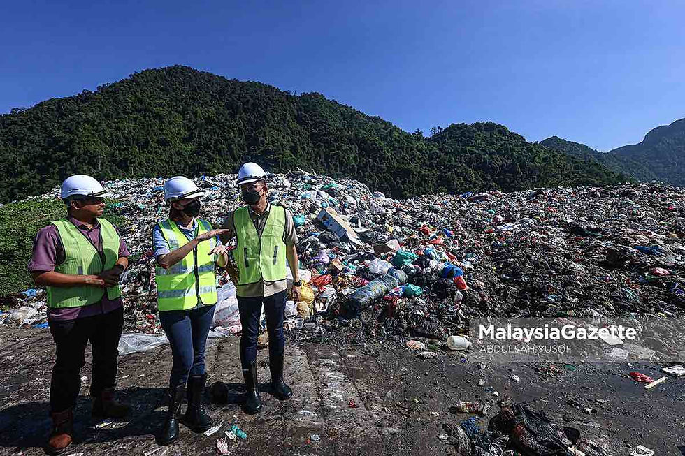 Exco Perumahan dan Kerajaan Tempatan Perak, Sandrea Ng Shy Ching melihat timbunan sampah ketika hadir melakukan lawatan kerja ke Tapak Pelupusan Sampah dan Paun Anjing Majlis Daerah Kampar di Tapak Pelupusan Sampah Majlis Daerah Kampar / Abdullah Yusof