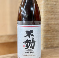 生米と蒸米を水に漬け乳酸菌を繁殖した「そやし水」を造り、酵母を加えた独自の製法で生まれた水酛(みずもと)です。
乳酸菌由来の酸味、酵母による旨味を味わえる個性豊かな味わい。