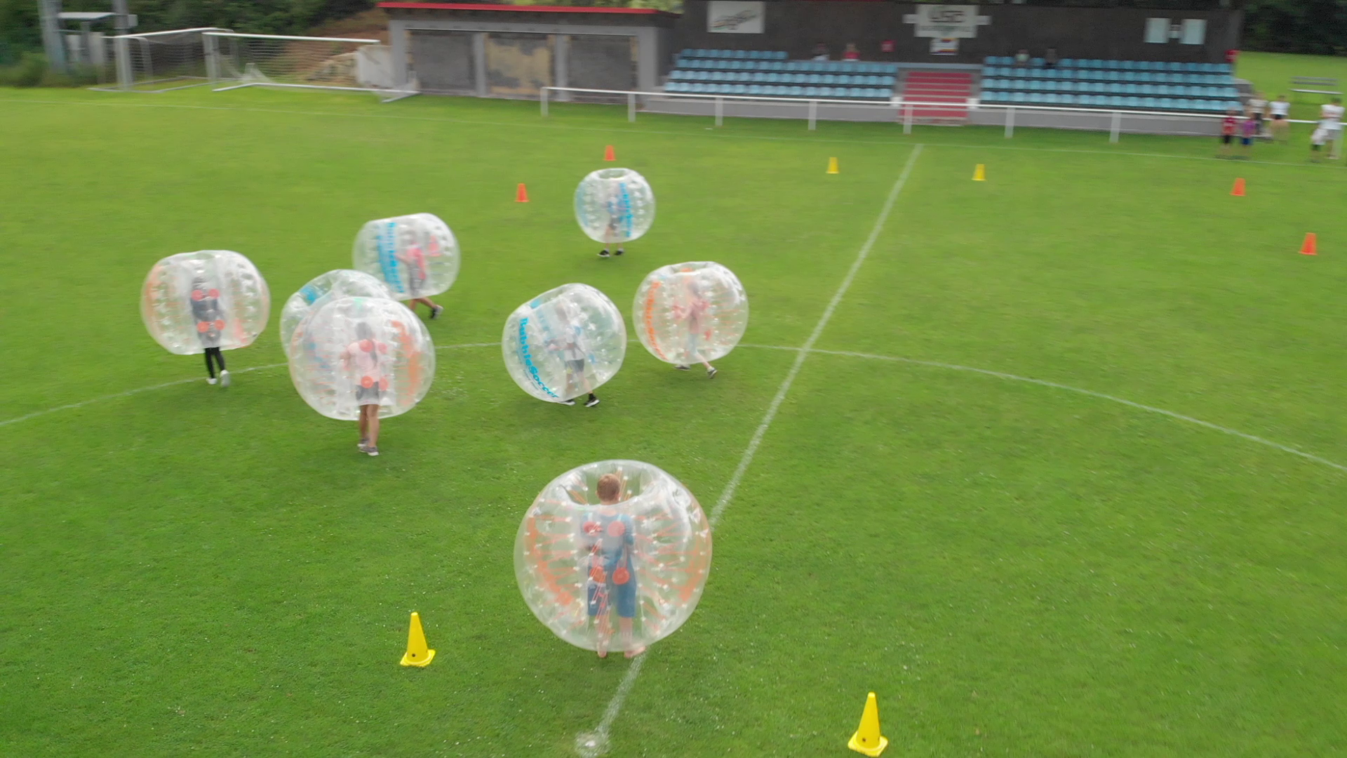 Kinder beim Sommercamp Himberg 2025 Riesendart