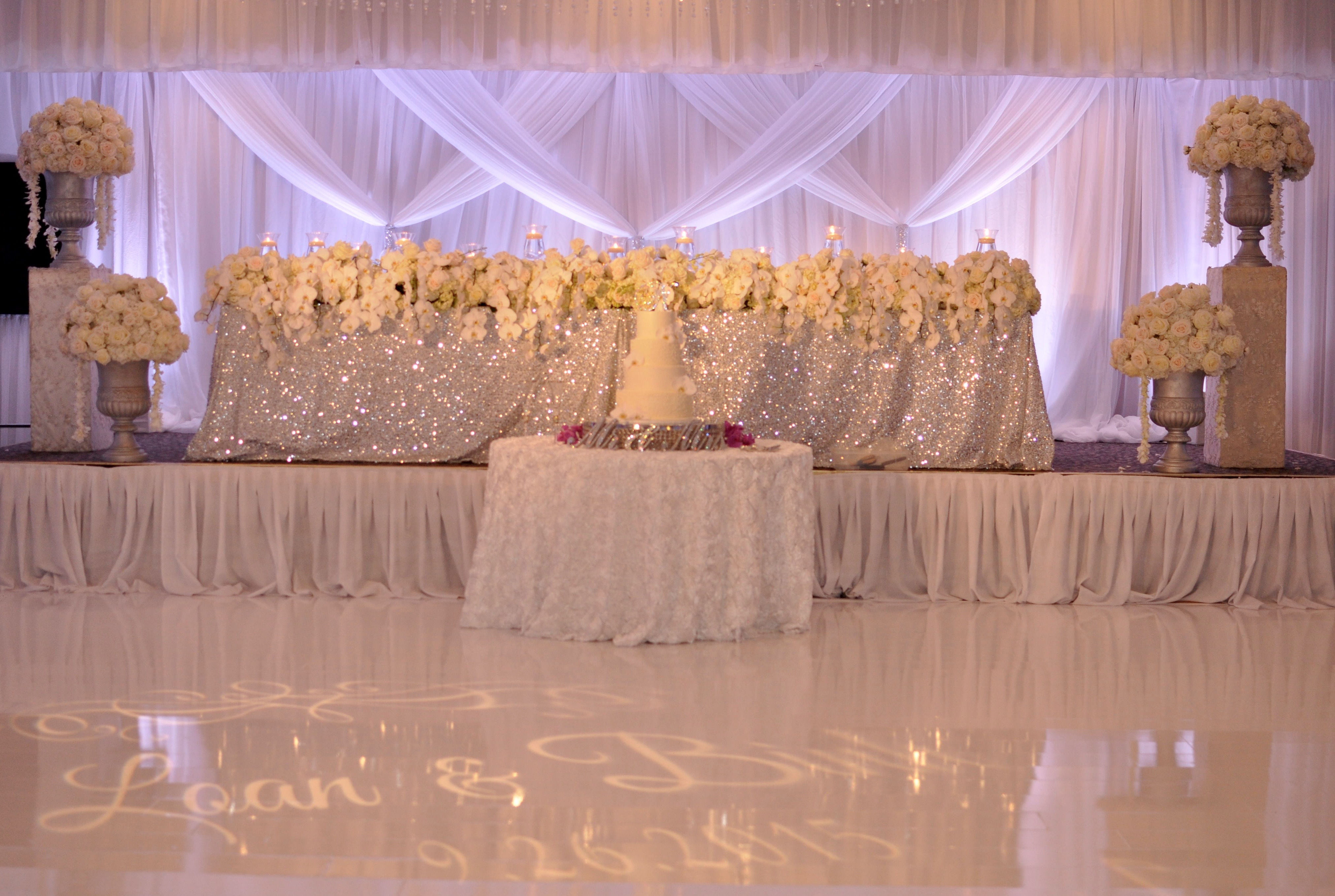 Blumenarrangement für Brautpaartisch