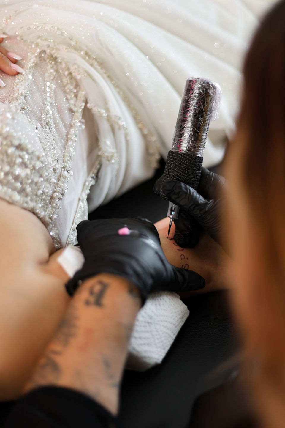 mariée qui se fait tatouer