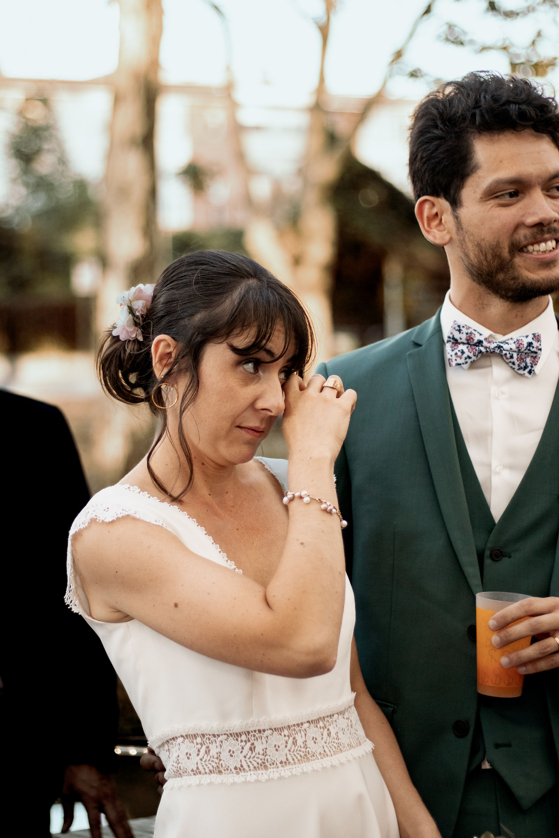 la mariée pleure en écoutant le discours de son témoin