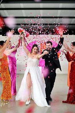 sortie des mariés sous des confettis camille coste photographie, photographe de mariage à Montpellier