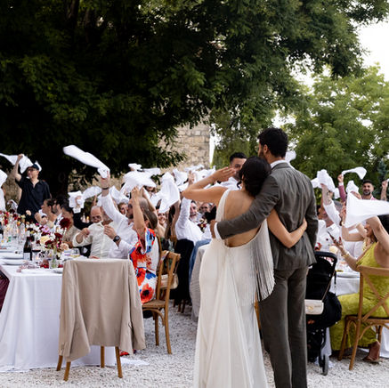 invités qui accueillent avec émotions les mariés photographiés par une photographe professionnelle