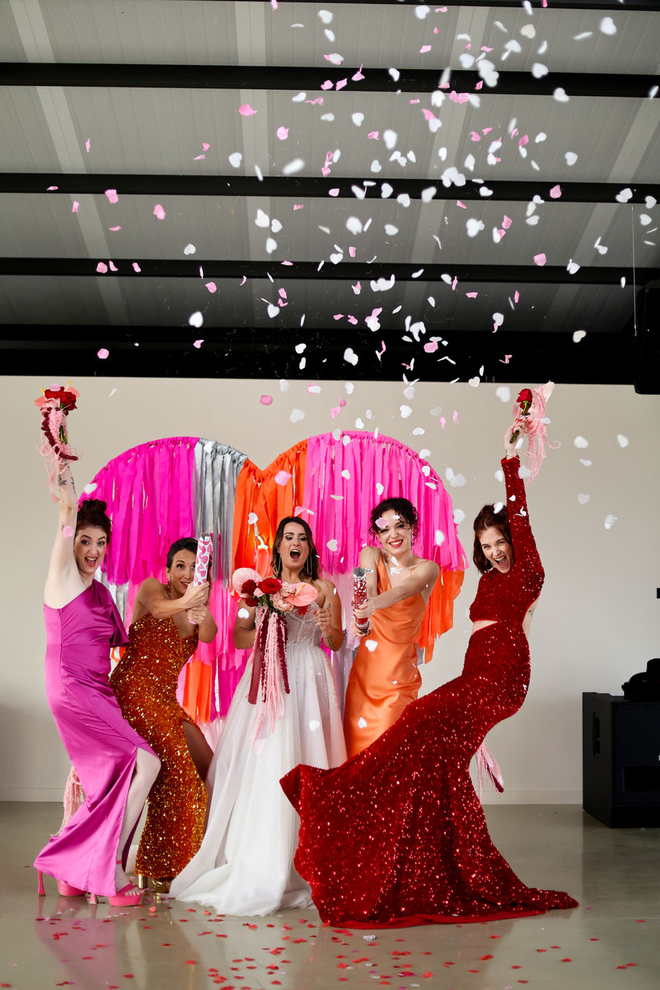 mariée et ses demoiselles d'honneurs sous les confettis