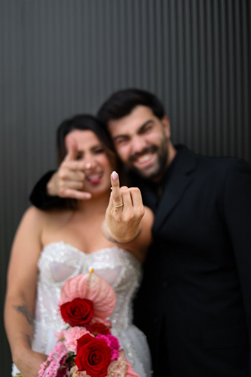 couple de mariés qui montrent leur bague