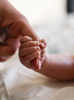 main de bébé qui tient le doigt de son papa Photographe Famille Montpellier