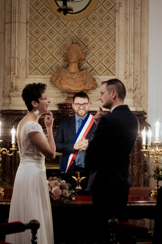 les mariés rigolent à la mairie