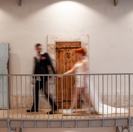 Couple qui marchent dans l'hôtel la prison de Béziers