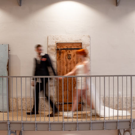 Couple qui marchent dans l'hôtel la prison de Béziers