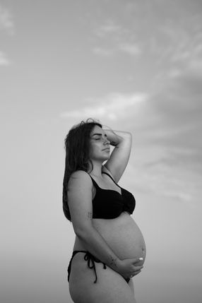femme enceinte dont le corps se détache sur le ciel Photographe famille à Montpellier