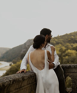 Couple de mariés qui s'enlacent au prieuré saint nicolas Camille Coste photographie