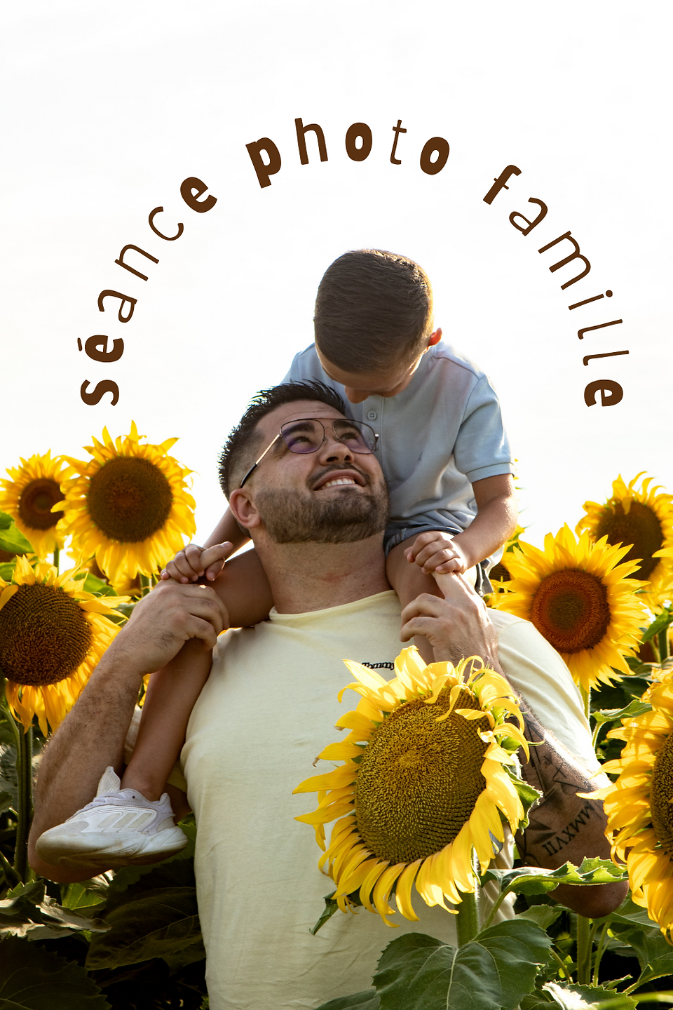 séance photo d'une papa et son fils dans un champs de tournesols