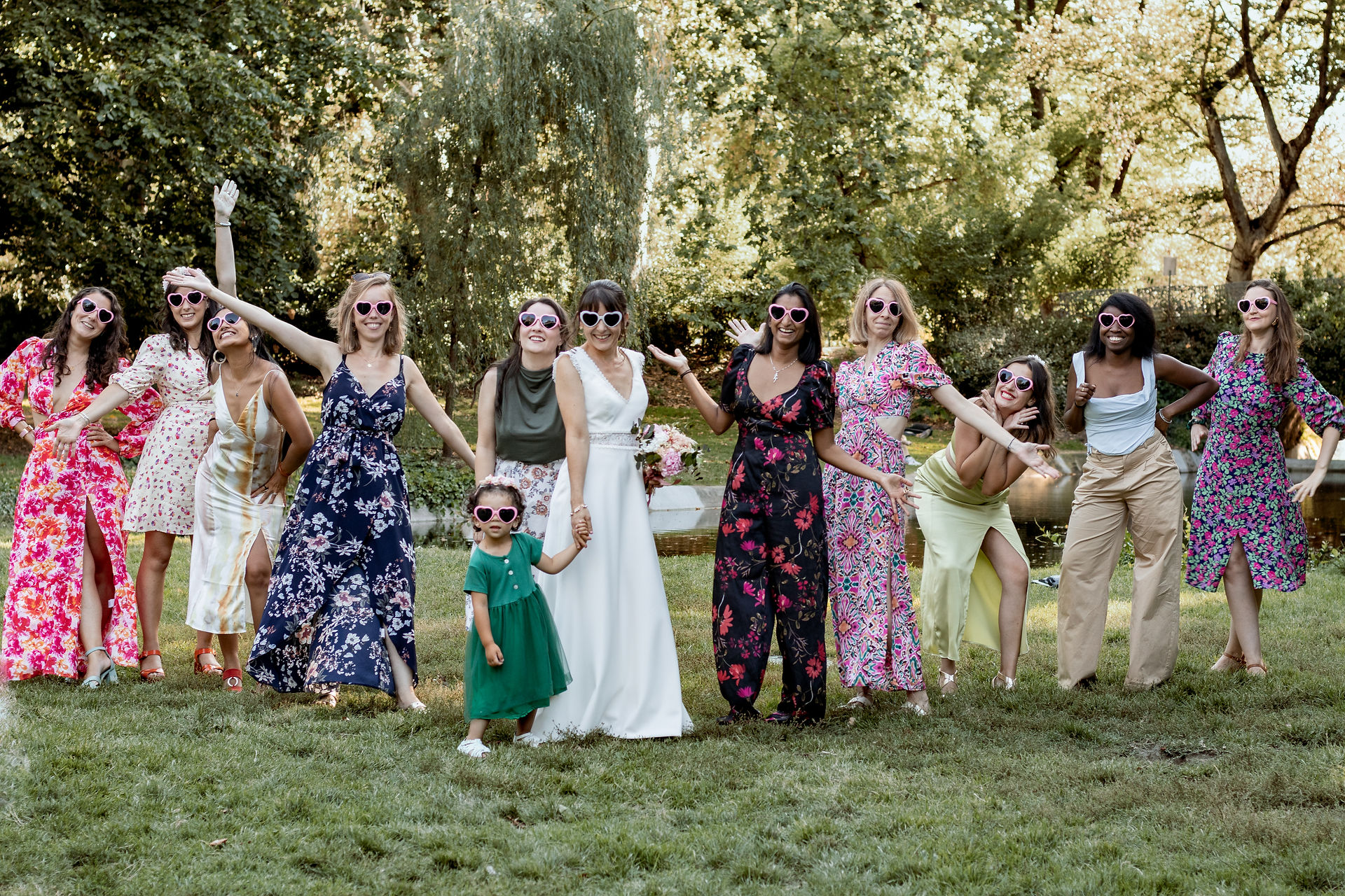 photo de groupe entre filles à un mariage
