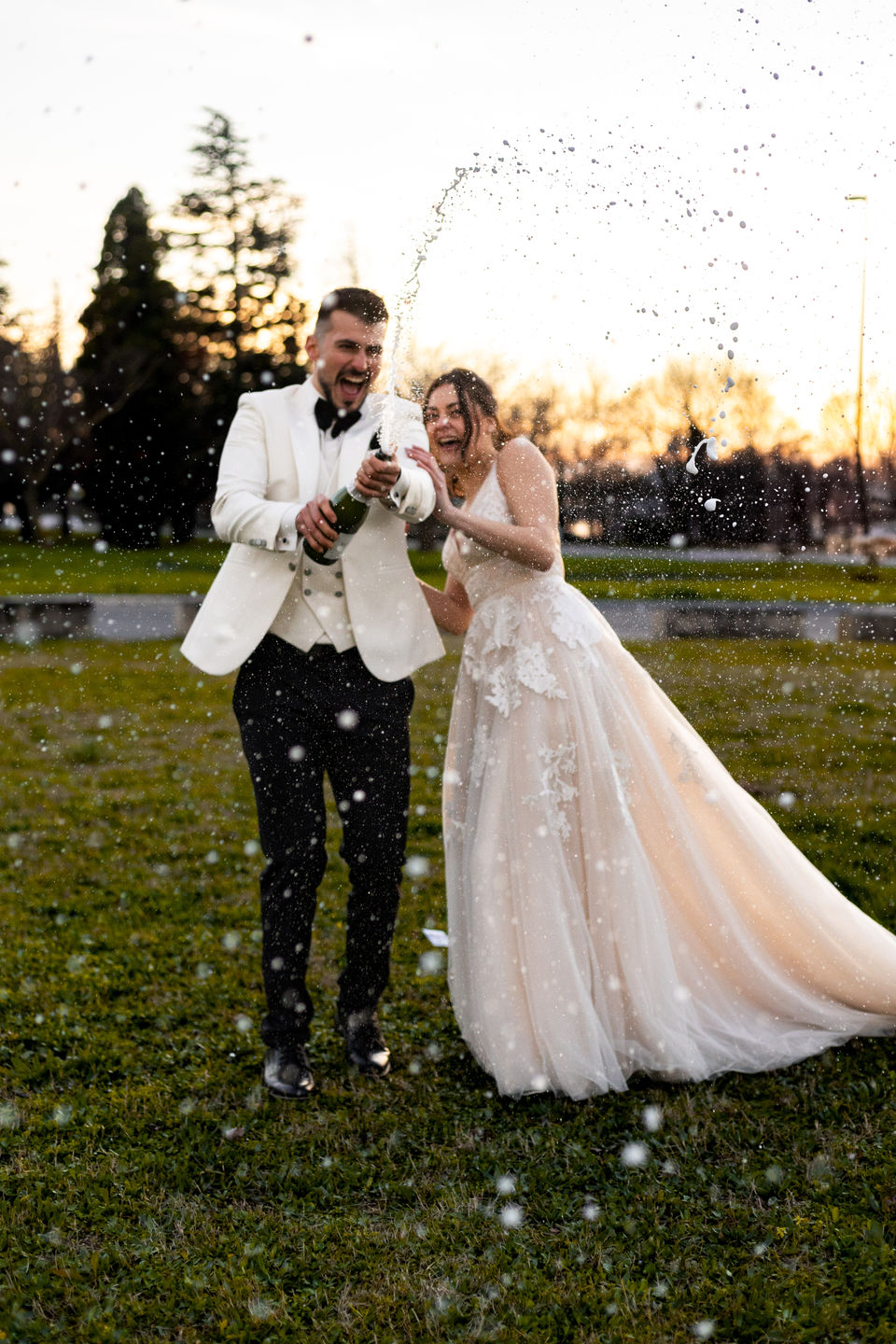 couple de mariés qui fait exploser un bouchon de champagne photographié par Camille Coste Photographie, photographe de mariage à Montpellier