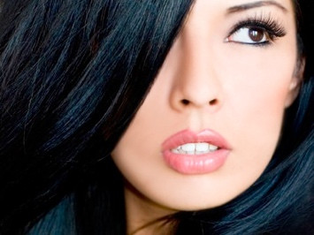 Model with dark hair that wants to begin lightening color