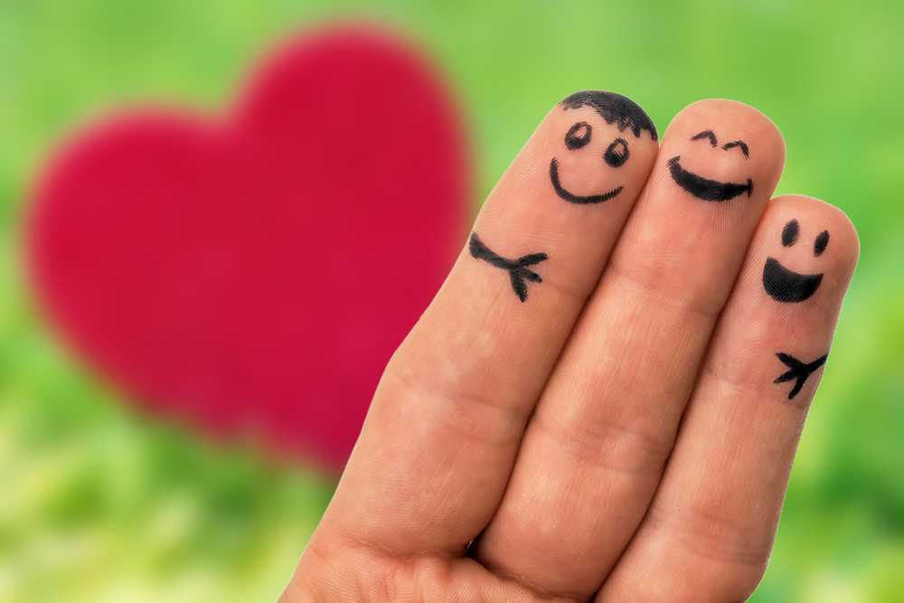 3 Finger mit einem smiley gezeichnet