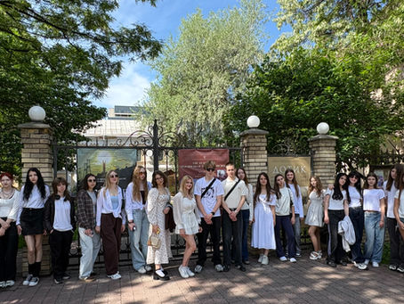 Студенти в музеї видатних діячів
