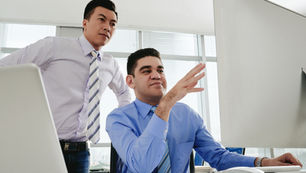 The Linchpin Leader: Why the 'Squeezed Middle-Position Manager' is Your Most Valuable Asset 