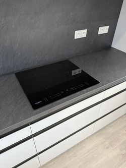 Použité materiály ⬇️  Pohledové plochy: PerfectSense Premium W1100 PM a U960 PM Dekor pracovní desky