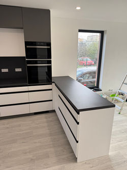 Použité materiály ⬇️  Pohledové plochy: PerfectSense Premium W1100 PM a U960 PM Dekor pracovní desky