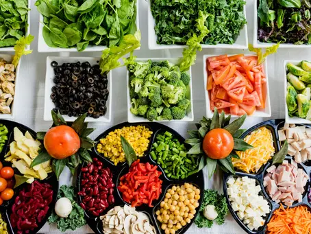 légumes de toutes les couleurs  découpés et placés dans des bols 