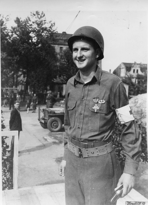 438539 194th Longerbeam DFC Medic