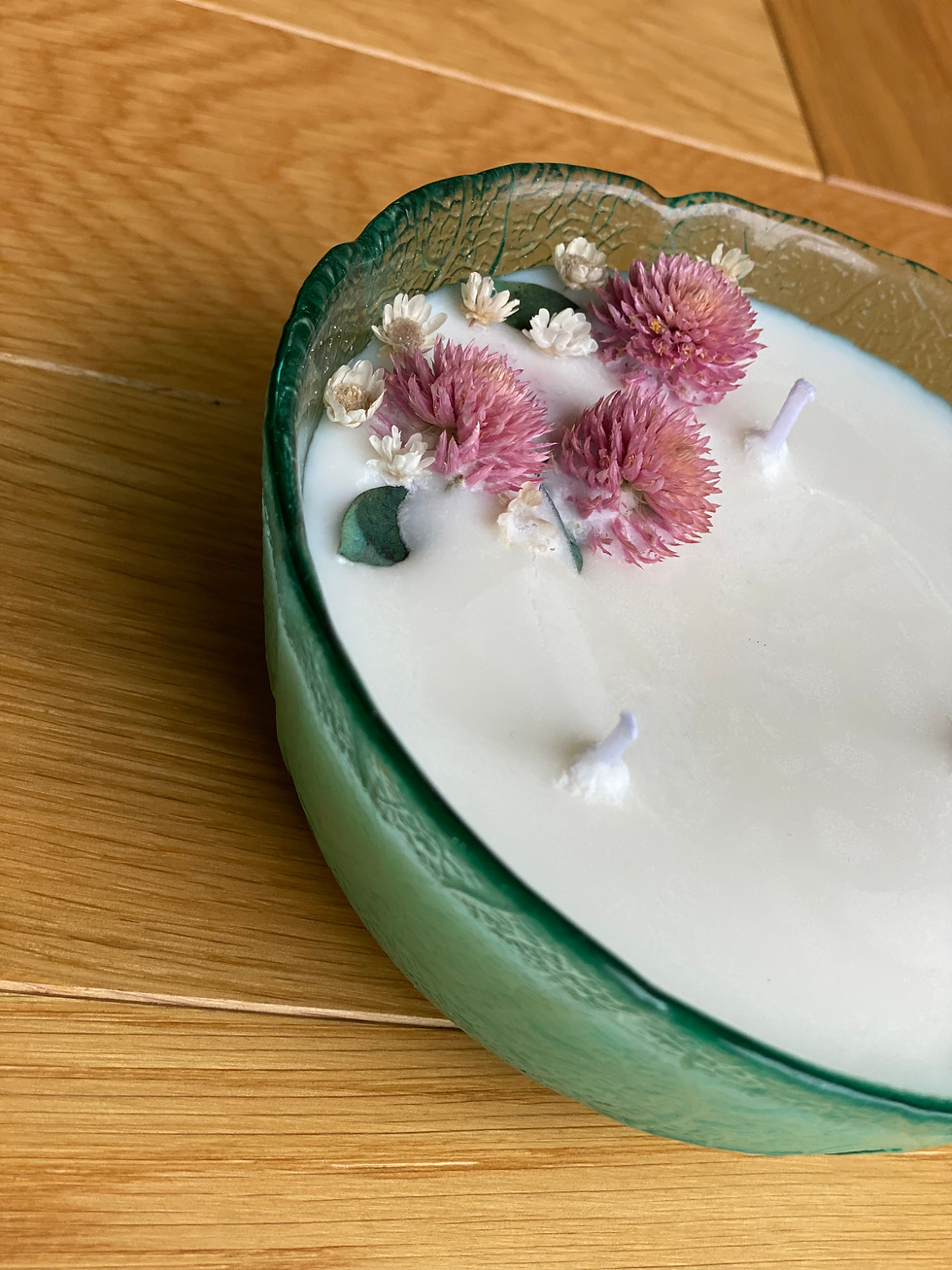 Bougie vintage avec fleurs séchées