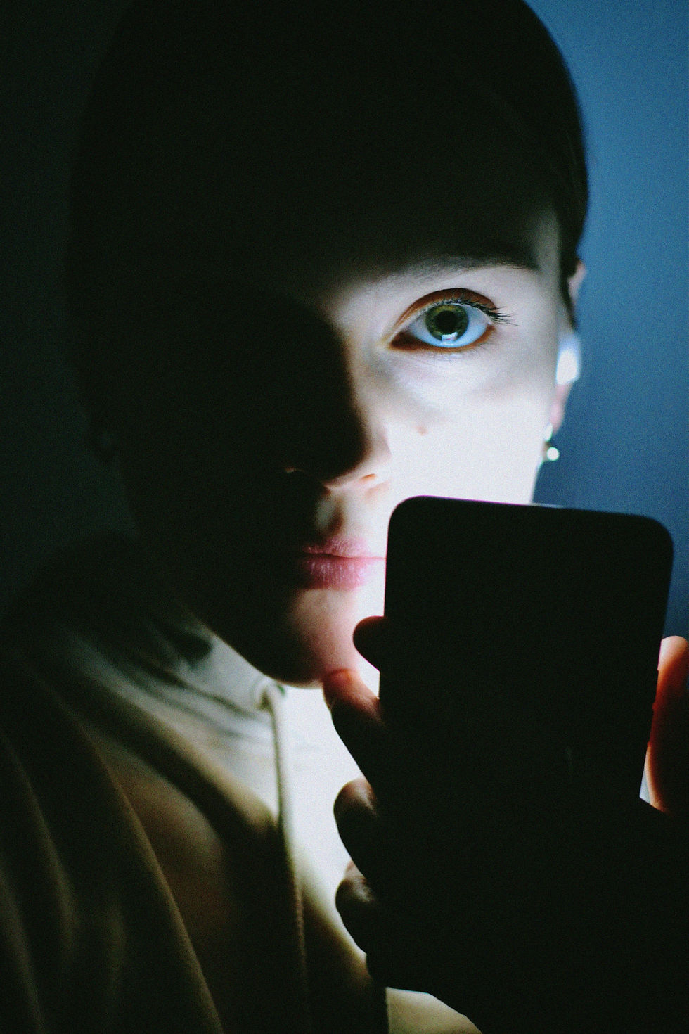 Your Screen Is Ageing Your Skin: The Blue Light Pigmentation Truth No One Is Talking About