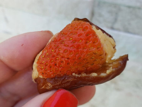 Tâmara recheada com pasta de amendoim e morango