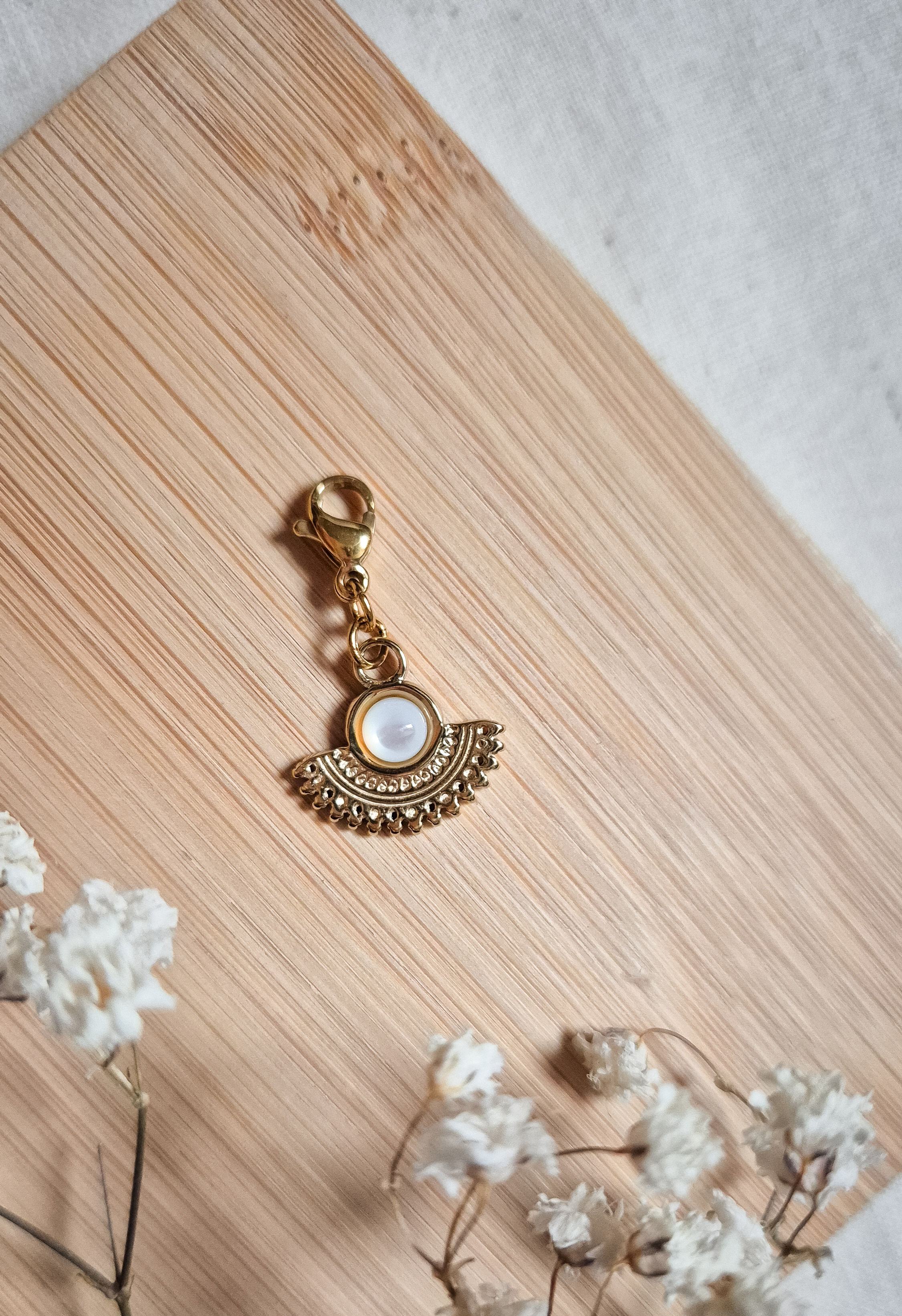 Breloque éventail nacre