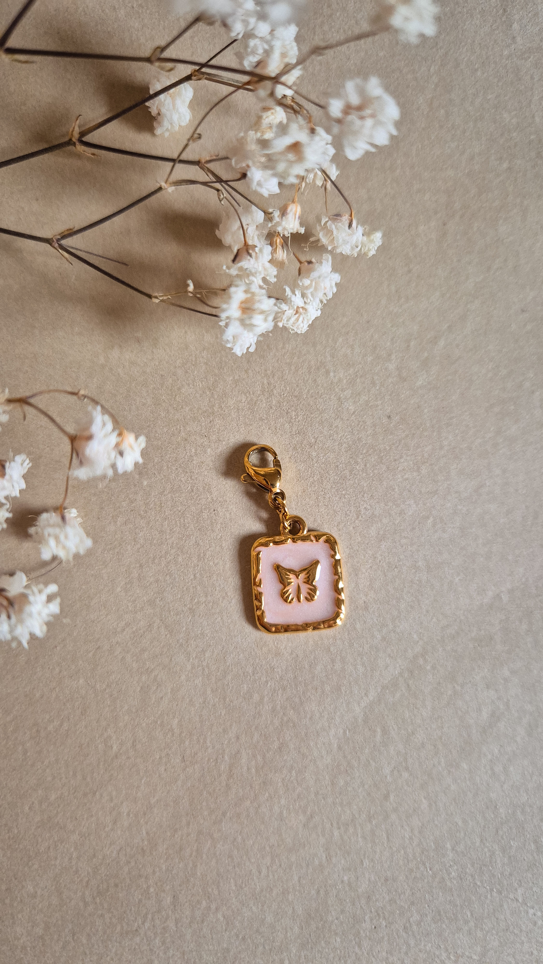 Breloque carré papillon