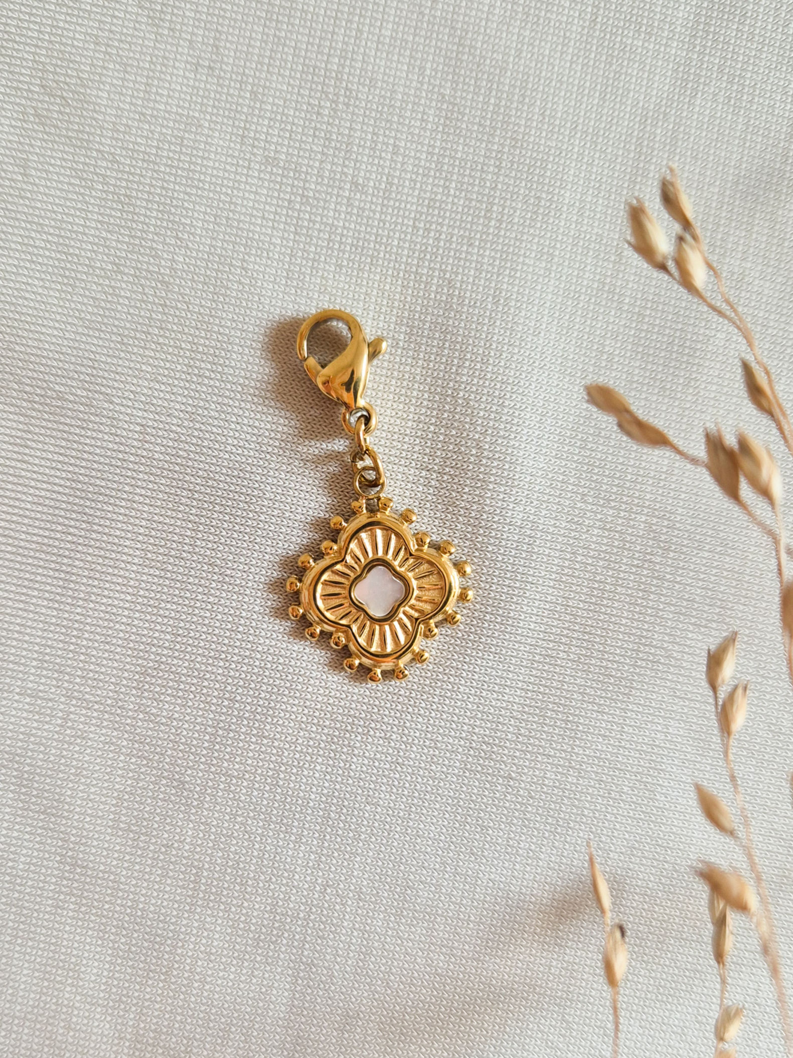 Breloque trèfle doré-nacre