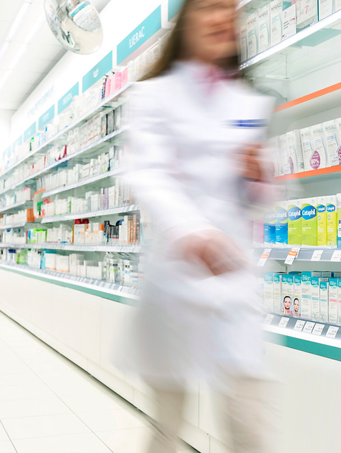 Pharmacien dans l'allée de la pharmacie