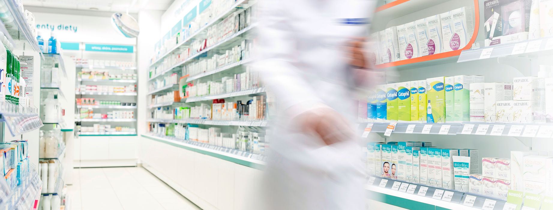 薬局の通路で薬剤師