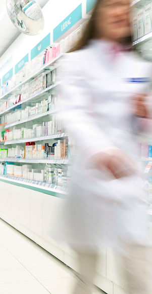 Pharmacien dans l'allée de la pharmacie