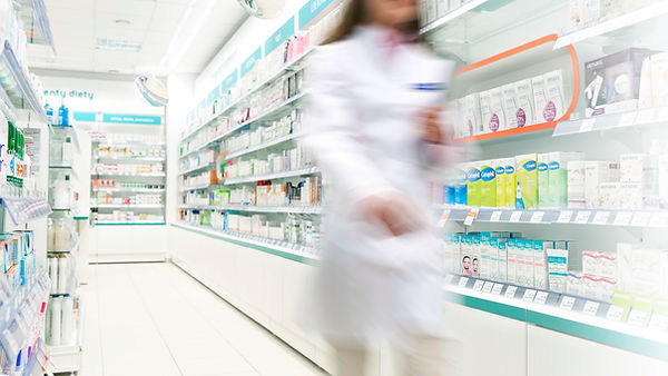 Farmacêutico no corredor de Farmácia
