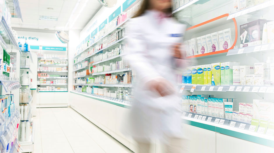 薬局の通路で薬剤師