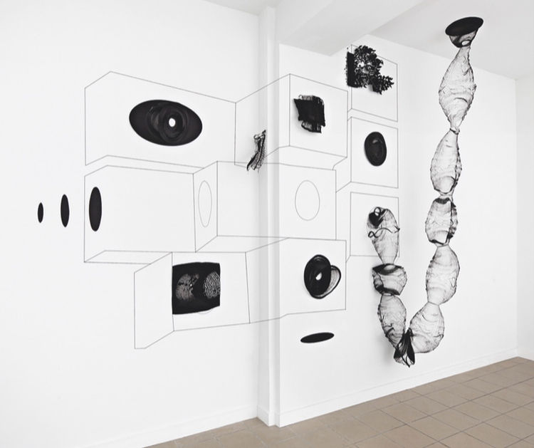 2.Harriet Groß, Tokyo vocabulary, Papier_Metall Cutouts, schnurzeichnung, ausstellungsansi