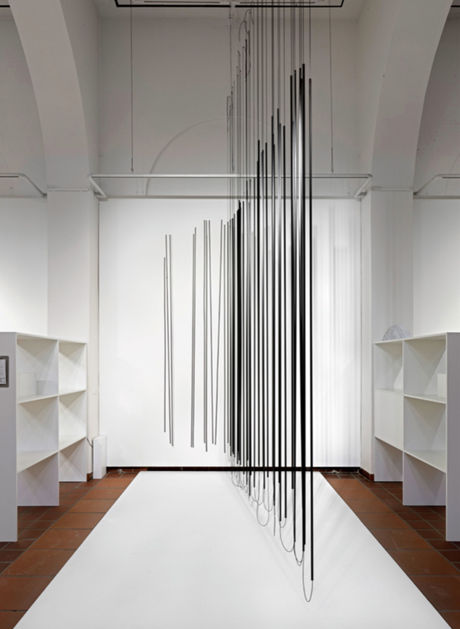 8.Harriet Groß, Dem Wind durchlässig, 2018, Raumzeichnung mit Metallstangen, Gummi, Tape u